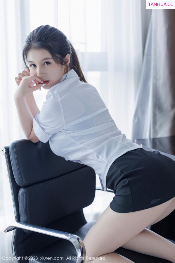   [XiuRen]高清写真图 2023.09.19 No.7406 灵诗怡 短裙美腿第6张图片